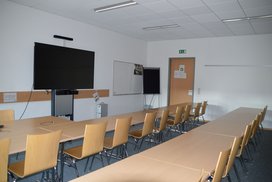 Seminarraum 6 mit Aufstellung Schulklasse und Bildschirm