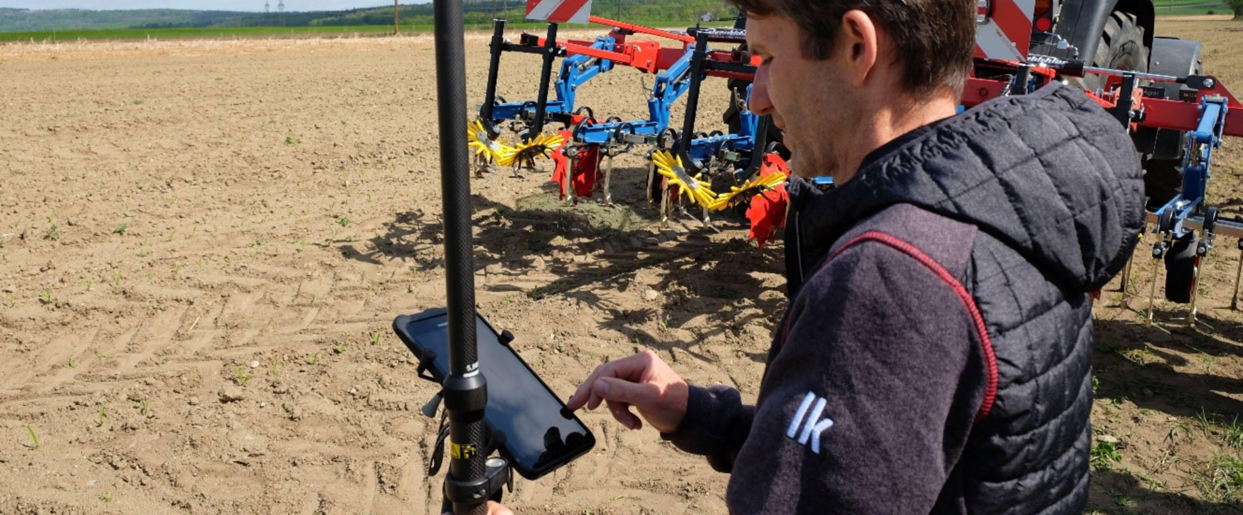 Mann beim Einmessen mittels GPS