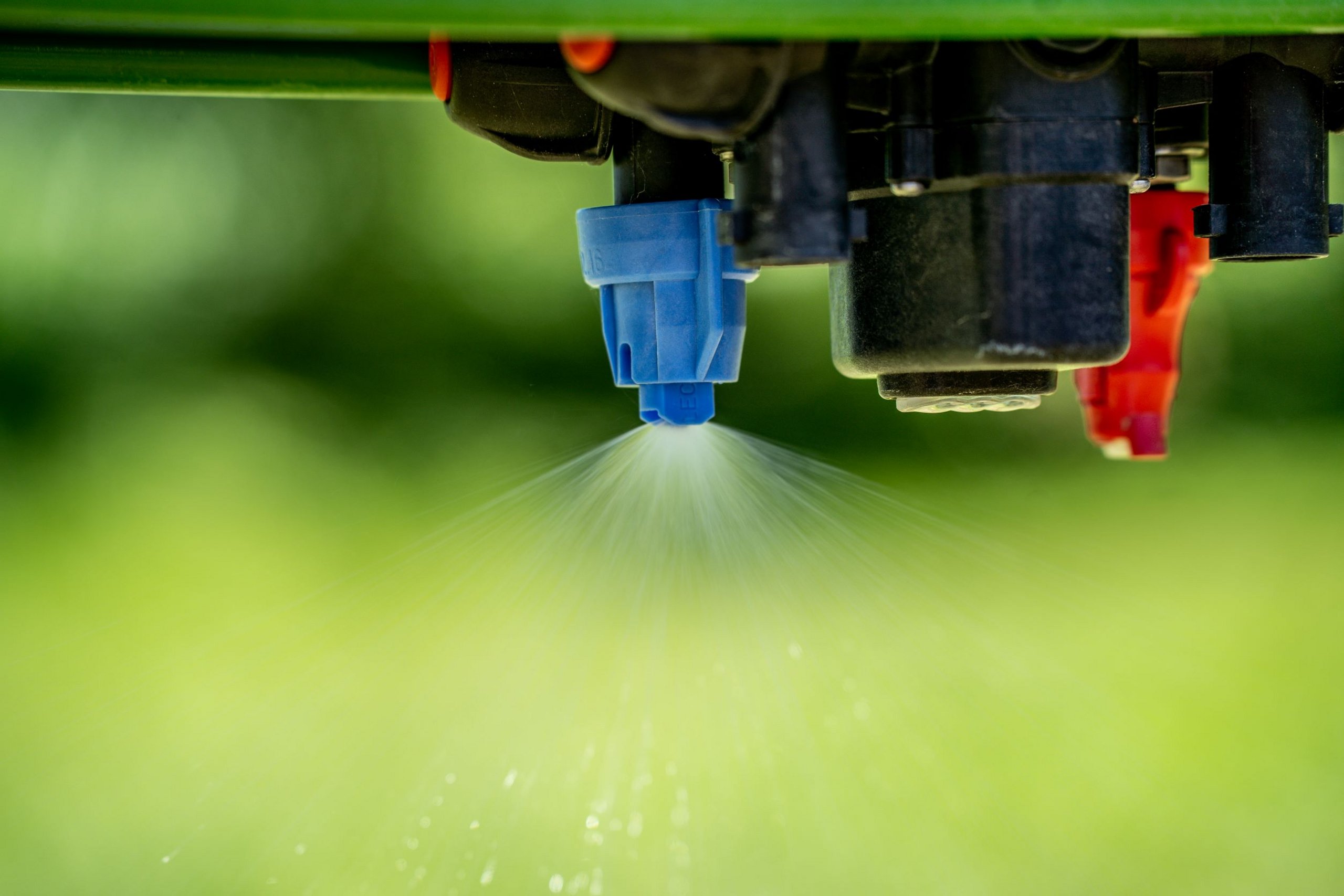 Düse aus der eine Flüssigkeit verteilt wird