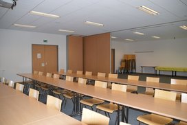 Seminarraum 4 mit Theaterbestuhlung und Trennwand