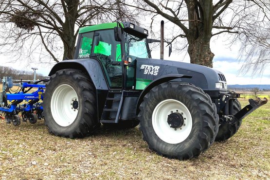 Traktor mit Anbaugerät