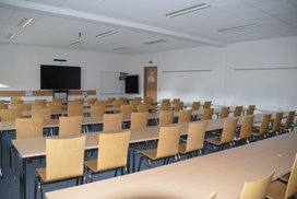 Seminarraum 6 mit Schulaufstellung und großem Bildschirm