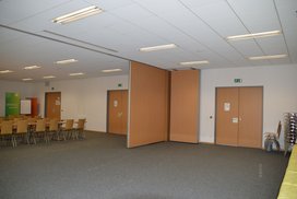 Seminarraum 4 mit Theaterbestuhlung und Trennwand